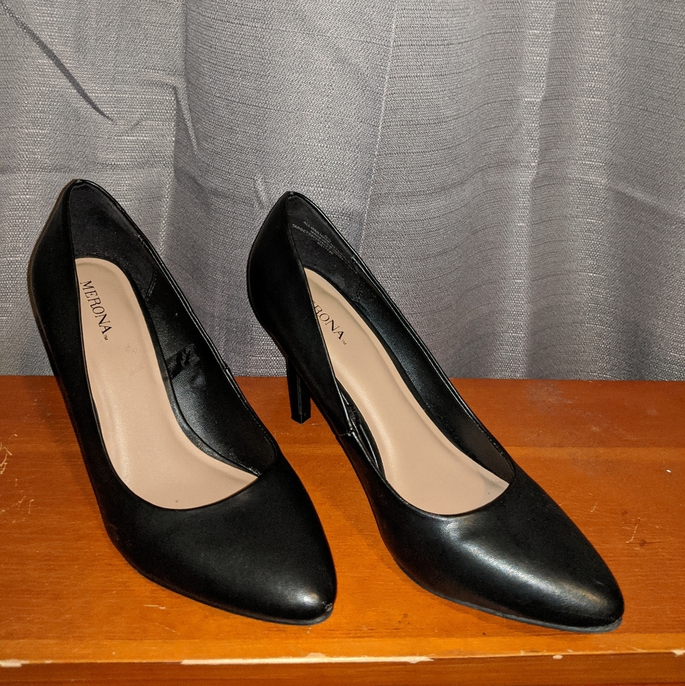 Black pumps